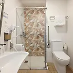 & Kitchen Zabalburu בית הארחה בילבאו